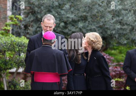 Madrid, Spanien. April 2025. Madrid, Spanien. April 2025. Könige Felipe VI. Und Königin Letizia und die emeritierte Königin Sofia nehmen am 22. April 2025 an der Unterzeichnung des Beileidsbuches zu Ehren von Papst Franziskus in Madrid Teil. Credit: CORDON PRESS/Alamy Live News Credit: CORDON PRESS/Alamy Live News Stockfoto
