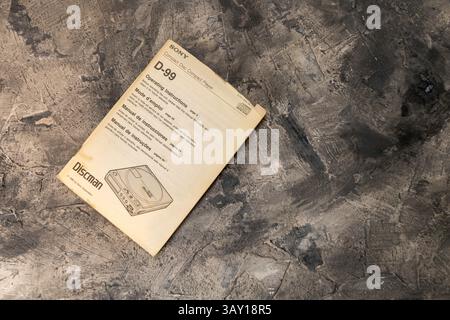 Eine Broschüre die Bedienungsanleitung für den persönlichen und tragbaren CD-Player D-99 Discman von Sony. In den 1990er Jahren ein sehr wünschenswertes Element. Stockfoto
