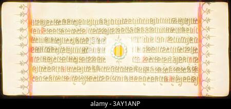 Eine kunstvoll verzierte Handschrift ist in ordentlichen Reihen angeordnet und von dekorativen Mustern eingefasst. Ein zentrales Sonnenemblem verleiht der detaillierten Textkomposition einen Hauch von Lebendigkeit., Unknown (Indian), Kalpa Sutra, Mitte des 17. Jahrhunderts, Ink, Gouache und Gold auf Papier, jede Seite: 1/4 x 1/8 cm (26,0 x 10,2 cm), klassische Kunst mit einem modernen Touch, neu interpretiert von Artotop Stockfoto