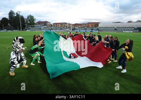 Biella, Italien. April 2025. Juventus-Spieler und -Mitarbeiter feiern den sechsten Titel des Vereins nach dem Spiel Juventus Women vs AC Milan Women Serie A Femminile im Stadio Vittorio Pozzo, Biella. Der Bildnachweis sollte lauten: Jonathan Moscrop/Sportimage Credit: Sportimage Ltd/Alamy Live News Stockfoto