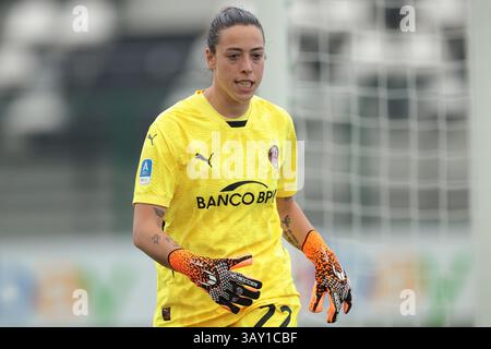 Biella, Italien. April 2025. Noemi Fedele vom AC Milan reagierte beim Spiel Juventus Women vs AC Milan Women Serie A Femminile im Stadio Vittorio Pozzo, Biella. Der Bildnachweis sollte lauten: Jonathan Moscrop/Sportimage Credit: Sportimage Ltd/Alamy Live News Stockfoto
