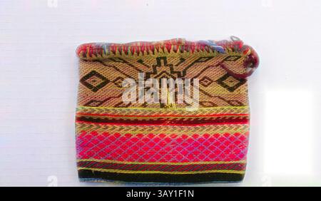 Eine wunderschön gefertigte Textiltasche mit komplexen geometrischen Mustern und lebhaften Farben, die traditionelle Handwerkskunst und kulturelle Kunst zeigt., Potawatomi, Ureinwohner American, Bag, ca. 1885, Faser, insgesamt: 15,9 x 19,1 cm (6 1/4 x 7 1/2 Zoll), Klassische Kunst mit einem modernen Twist, neu interpretiert von Artotop Stockfoto