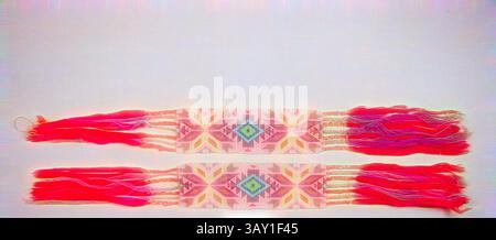 Ein lebendiges Textilstück mit komplexen geometrischen Mustern in Rosa, Blau und Gelb, verziert mit langen Fransen auf beiden Seiten. Potawatomi, Ureinwohner, Strumpfbänder, ca. 1885, Glasperlen, Wollgarn, Pflanzenfasern, verschiedene, Klassische Kunst mit modernem Twist, neu interpretiert von Artotop Stockfoto