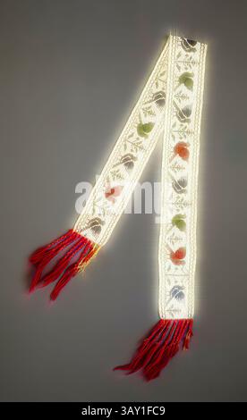 Ein aufwendig gestaltetes Textil mit bunten Blumen- und Handmotiven, mit leuchtend roten Quasten an beiden Enden, die zarte Handwerkskunst und kulturelle Bedeutung zeigen., Potawatomi, Ureinwohner American, Perlenschürze, ca. 1885, Glasperlen, Wollgarn und Baumwollgarn, insgesamt: 137,8 cm (54 1/4 Zoll), Klassische Kunst mit einem modernen Twist, neu interpretiert von Artotop Stockfoto