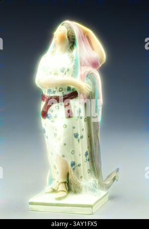 Eine Porzellanfigur einer Frau in einem fließenden Kleid mit Blumenmustern und einem zarten Schleier. Sie steht anmutig, mit einer Hand auf dem Kopf und der anderen auf der Hüfte, und strahlt einen Hauch von Eleganz und Ausgewogenheit aus. Art of Enoch Wood, 1759-1840, Hope, ca. 1810, glasiertes und emailliertes Steingut, 6 5/8 x 2 3/4 x 2 5/8 Zoll (16,83 x 7,0 x 6,7 cm), klassische Kunst mit modernem Touch, neu interpretiert von Artotop Stockfoto