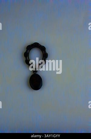 Ein kompliziertes Dekorationsstück mit einem runden schwarzen Steinanhänger, aufgehängt an einer fein detaillierten Schlaufe, zeigt ein elegantes und Vintage-Design., Unknown (Italienisch), Armband oder Anhänger, zwischen 1860 und 1875, Schildkrötenschale, insgesamt: 4 5/8 x 2 1/4 x 3/4 Zoll (11,7 x 5,7 x 1,9 cm), klassische Kunst mit einem modernen Twist, neu interpretiert von Artotop Stockfoto