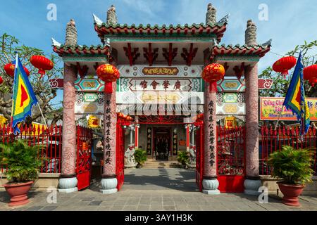 Tor des Quang Dong Tempels in Hoi an, Vietnam. Stockfoto