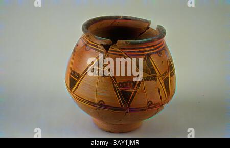 Ein aufwendig gestalteter Topf mit geometrischen Mustern und satten Farben, mit sichtbaren Rissen, die eine Geschichte von Alter und Geschichte erzählen. Ägyptische Tasse, zwischen 1000 und 1300, Slip-lackierte Keramik, insgesamt 5/8 9,2 x 10,2 cm, klassische Kunst mit einem modernen Twist, neu interpretiert von Artotop Stockfoto