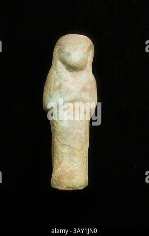 Eine kleine, abstrakte Skulptur, die einer stilisierten menschlichen Figur ähnelt, zeichnet sich durch glatte Konturen und ein minimalistisches Design aus, aufrecht stehend mit minimalen Details. Ägyptische, Shabti, zwischen 1196 und 946 v. Chr., Faience, verblasste Glasur (hellblau), insgesamt: 4 1/4 x 1 5/8 x 1 1/4 Zoll (10,8 x 4,1 x 3,2 cm), klassische Kunst mit einem modernen Twist von Artotop neu interpretiert Stockfoto