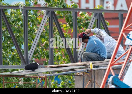 Bangkok, Thailand - 18. Mai 2017 : Unbekannte sind Bauarbeiter oder professionelle Arbeit für den Bau eines Bauherstellers auf der Baustelle. Stockfoto