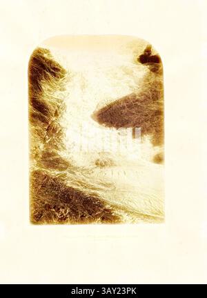 Es wird eine surreale Landschaft dargestellt, die raues Gelände mit komplizierten Texturen und Mustern zeigt. Die Szene weckt ein Gefühl von Tiefe und Geheimnis und hebt die natürlichen Konturen des Landes hervor, während es subtil zwischen Licht und Schatten übergeht., oberer Eisfall des Ober Grindelwald Gletschers, Oberer Grindelwald Gletscher, Fotografie, Frontispiece, Edwards, Ernest, 1866, H. B. George, das Oberland und seine Gletscher: erforscht und illustriert mit Eisaxt und Kamera. London: Bennett, 1866, Klassische Kunst mit einem modernen Twist, neu interpretiert von Artotop Stockfoto