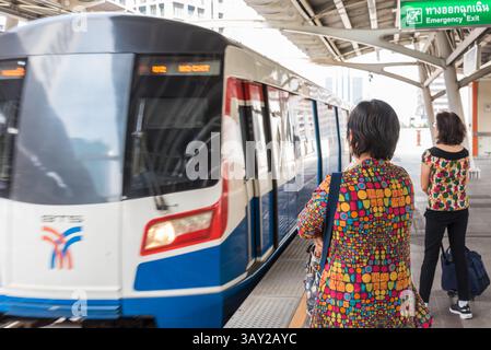 Bangkok, Thailand - 17. Januar 2018 : BTS Skytrain fährt in Bangkok. Viele Menschen in Bangkok nutzten den Skytrain, um Zeit zu sparen. Stockfoto