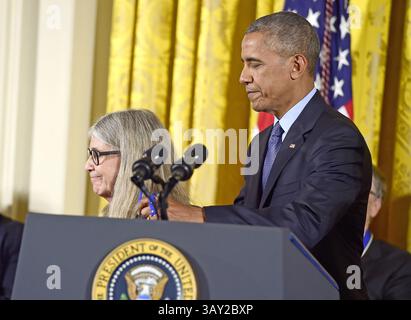 22. November 2016: Washington, District of Columbia, Vereinigte Staaten von Amerika - US-Präsident Barack Obama überreicht die Presidential Medal of Freedom an die Mathematikerin und Informatikerin Margaret H. Hamilton während einer Zeremonie im East Room des Weißen Hauses in Washington, DC am Dienstag, den 22. November 2016. Die Presidential Medal of Freedom ist die höchste zivile Auszeichnung der Nationâ. Kredit: Ron Sachs / CNP (Credit Image: © Ron Sachs/CNP via ZUMA Wire) Stockfoto