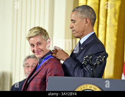 22. November 2016: Washington, District of Columbia, USA: US-Präsident BARACK OBAMA überreicht die Presidential Medal of Freedom an den Komiker ELLEN DEGENERES während einer Zeremonie im East Room des Weißen Hauses. (Kreditbild: © Ron Sachs/CNP via ZUMA Wire) Stockfoto
