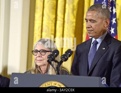22. November 2016: Washington, District of Columbia, Vereinigte Staaten von Amerika - US-Präsident Barack Obama überreicht die Presidential Medal of Freedom an die Mathematikerin und Informatikerin Margaret H. Hamilton während einer Zeremonie im East Room des Weißen Hauses in Washington, DC am Dienstag, den 22. November 2016. Die Presidential Medal of Freedom ist die höchste zivile Auszeichnung der Nationâ. Kredit: Ron Sachs / CNP (Credit Image: © Ron Sachs/CNP via ZUMA Wire) Stockfoto