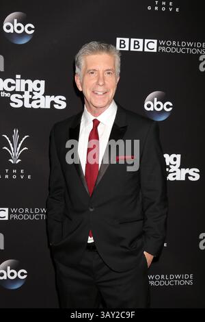 23. November 2016 – Los Angeles, CA, USA – LOS ANGELES – 22. November: Tom Bergeron beim Live Finale „Dancing with the Stars“ am 22. November 2016 in Los Angeles, CA (Credit Image: © Kathy Hutchins/Newscom via ZUMA Press) Stockfoto