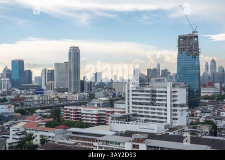 Bangkok, Thailand - 25. Mai 2018 : Stadtbild und Stadtbau tagsüber vom Wolkenkratzer von Bangkok. Bangkok ist die Hauptstadt und die bevölkerungsreichste Stockfoto