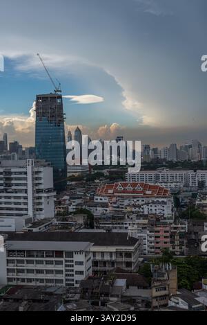 Bangkok, Thailand - 25. Mai 2018 : Stadtbild und Transport mit Schnellstraße und Verkehr tagsüber vom Wolkenkratzer von Bangkok. Bangkok ist das Capi Stockfoto