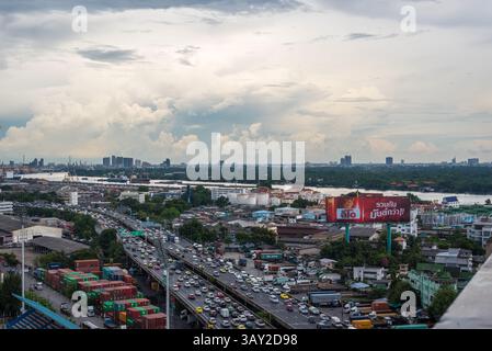 Bangkok, Thailand - 26. Mai 2018 : Stadtbild und Stadtbau im Wolkenhimmel vom Wolkenkratzer von Bangkok. Bangkok ist die Hauptstadt und das meiste Stockfoto