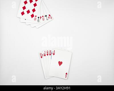 Pokerkarten weißer Kunststoff Royal Flush trifft Gegner in der Mitte auf dem Bild auf einem weißen Hintergrund. Hochwertige Fotos Stockfoto
