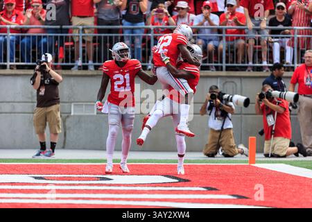 3. September 2016: Der Wide Receiver K.J. Hill (14) und die Mannschaftskollegen James Clark (82) und Parris Campbell (21) von den Ohio State Buckeyes feiern den Touchdown während des NCAA-Fußballspiels zwischen den Bowling Green Falcons und Ohio State Buckeyes im Ohio Stadium in Columbus, Ohio. JP Waldron/Cal Sport Media (Kreditbild: &Copy; JP Waldron/Cal Sport Media via ZUMA Wire) Stockfoto