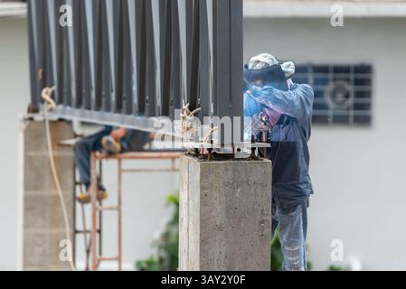 Bangkok, Thailand - 18. Mai 2017 : Unbekannte sind Bauarbeiter oder professionelle Arbeit für den Bau eines Bauherstellers auf der Baustelle. Stockfoto