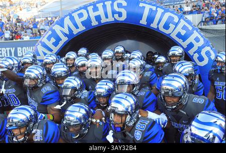 3. September 2016: Memphis-Spieler machen sich bereit, auf das Feld zu rennen, bevor ein NCAA College-Football-Spiel zwischen Southeast Missouri State Redhawks und Memphis Tigers im Liberty Bowl in Memphis, Tennessee, beginnt. Memphis gewann mit 35:17. Austin McAfee/CSM(Kreditbild: &Copy; Austin McAfee/Cal Sport Media via ZUMA Wire) Stockfoto