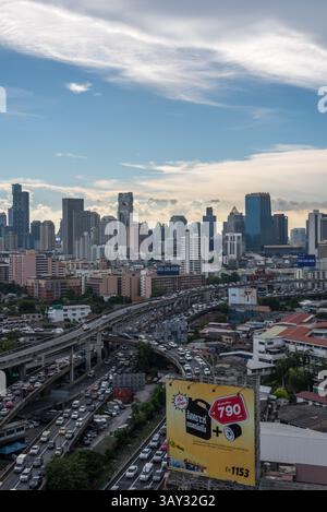 Bangkok, Thailand - 25. Mai 2018 : Stadtbild und Transport mit Schnellstraße und Verkehr tagsüber vom Wolkenkratzer von Bangkok. Bangkok ist das Capi Stockfoto