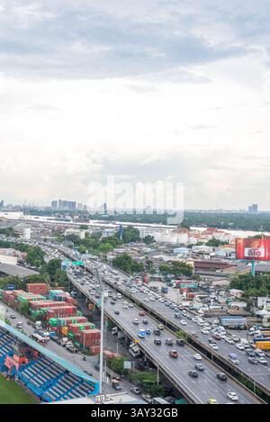 Bangkok, Thailand - 26. Mai 2018 : Stadtbild und Stadtbau im Wolkenhimmel vom Wolkenkratzer von Bangkok. Bangkok ist die Hauptstadt und das meiste Stockfoto