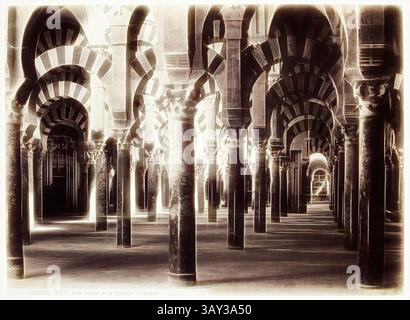 Ein atemberaubender architektonischer Raum mit hohen Säulen mit komplizierten Designs, die in eine Reihe von bogenförmigen Passagen führen. Das Zusammenspiel von Licht und Schatten schafft eine dramatische Atmosphäre, die die Tiefe und Symmetrie der Struktur betont., Juan Laurent, Französisch, 1816-1892, Cordoba, Vista Interior de la Mezquita O Cathedral, ca. 1860, Albumendruck, Bild: 9 3/4 x 13 3/8 Zoll (24,8 x 34 cm), Klassische Kunst mit modernem Twist, neu interpretiert von Artotop Stockfoto