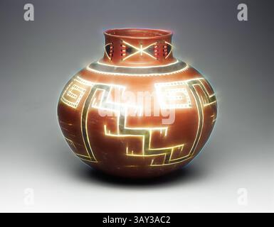 Ein aufwendig gestalteter Keramiktopf mit traditionellen Mustern und dekorativen Elementen, der eine Mischung aus kultureller Kunst und Handwerkskunst zeigt. Das Design hebt geometrische Motive hervor, die Aufmerksamkeit auf sich ziehen und eine Aura von Eleganz und Erbe schaffen., Anasazi, Ureinwohner Amerikas, Four Mile polychrome Jar, zwischen 1300 und 1500 CE, Ton, insgesamt: 27,3 x 27,3 cm (10 3/4 x 10 3/4 Zoll), Klassische Kunst mit einem modernen Twist, neu interpretiert von Artotop Stockfoto