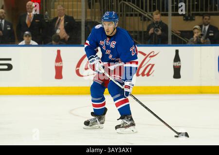 17. Oktober 2016: Ryan McDonagh (27), Verteidiger der New York Rangers, übernimmt den Puck während des Spiels zwischen den New York Rangers und den San Jose Sharks im Madison Square Garden in Manhattan. Obligatorischer Kredit: Kostas Lymperopoulos/CSM (Kredit-Bild: &Copy; Kostas Lymperopoulos/CSM via ZUMA Wire) Stockfoto