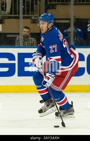 17. Oktober 2016: Ryan McDonagh (27), Verteidiger der New York Rangers, übernimmt den Puck während des Spiels zwischen den New York Rangers und den San Jose Sharks im Madison Square Garden in Manhattan. Obligatorischer Kredit: Kostas Lymperopoulos/CSM (Kredit-Bild: &Copy; Kostas Lymperopoulos/CSM via ZUMA Wire) Stockfoto
