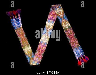 Ein lebendiges Textil mit komplexen geometrischen Mustern und hellen Farben, kunstvoll in einer fließenden Bandform angeordnet, mit dekorativen Quasten an jedem Ende, Meskwaki, Native American, Sash, ca. 1885, Glasperlen und Quasten aus Wollgarn, insgesamt: 5,1 x 121,9 cm (2 x 48 Zoll), Klassische Kunst mit einem modernen Twist, neu interpretiert von Artotop Stockfoto