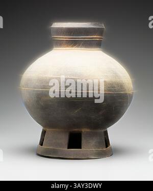 Ein aufwendig gestalteter Keramiktopf mit abgerundetem Körper und ausgestelltem Hals liegt auf einem kleinen, robusten Sockel. Zarte Markierungen und Texturen verleihen ihm ein handwerkliches Aussehen, während ein dezentes Leuchten auf eine außerirdische Qualität hinweist., Unknown (Koreanisch), Jar mit Sockel, zwischen Mitte des 1. Und Mitte des 6. Jahrhunderts, Keramik, insgesamt: 35,6 x 24,8 x 100,3 cm (14 x 9 3/4 x 39 1/2 Zoll), Klassische Kunst mit einem modernen Twist, neu interpretiert von Artotop Stockfoto