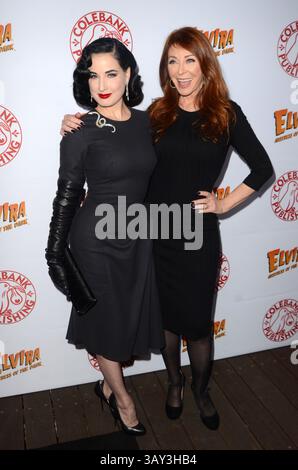 Oktober 2016 - Los Angeles, CA, USA - LOS ANGELES - 17. OCT: DITA von Teese, Cassandra Peterson im ''Elvira: Mistress of the Dark'' Coffin Table Book Launch im Roosevelt Hotel am 17. Oktober 2016 in Los Angeles, CA (Credit Image: © hPa/Newscom via ZUMA Press) Stockfoto