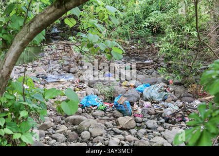 Provinz Quezon, Philippinen. April 2025. Kunststoffabfälle, E-Abfälle, Hausmüll sammeln sich im trockenen Flussbett an. Wenn der Wasserstand sinkt, wachsen diese temporären Mülldeponien mit der Zeit, und Bewohner und benachbarte Gemeinden entsorgen Müll direkt in den Fluss, vorausgesetzt, die Regenzeit wird alles wegwaschen. Illegales Dumping ist ein immer wiederkehrendes Problem auf dem Archipel, der zu den größten Meeresverschmutzern der Welt zählt. Im Jahr 2024 lösten die lokalen Exekutivbeamten in North Luzon Kontroversen aus, nachdem sie angeblich eine illegale Verordnung erlassen hatten, die Wiederholungstäter mit der Todesstrafe bedroht hatte. Quelle: Kevin Izorce/Alamy Live News Stockfoto