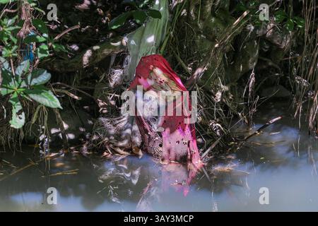 Provinz Quezon, Philippinen. April 2025. Gefrorene Stoffe, die in den Fluss geworfen werden, tauchen während der Trockenzeit in der Nähe einer illegalen Mülldeponie in einem Flussbett wieder auf. Wenn Disney-Magie verschwindet und sich in umweltbelastenden Abfall verwandelt. Wenn der Wasserstand sinkt, wachsen diese temporären Mülldeponien im Laufe der Zeit, und Dorfbewohner und benachbarte Gemeinden entsorgen Müll direkt in den Fluss, vorausgesetzt, die Regenzeit wird alles wegwaschen. Illegales Dumping ist ein immer wiederkehrendes Problem auf dem philippinischen Archipel, der zu den größten Meeresverschmutzern der Welt zählt. Quelle: Kevin Izorce/Alamy Live News Stockfoto