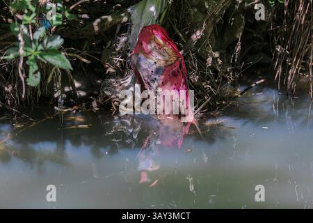 Provinz Quezon, Philippinen. April 2025. Gefrorene Stoffe, die in den Fluss geworfen werden, tauchen während der Trockenzeit in der Nähe einer illegalen Mülldeponie in einem Flussbett wieder auf. Wenn Disney-Magie verschwindet und sich in umweltbelastenden Abfall verwandelt. Wenn der Wasserstand sinkt, wachsen diese temporären Mülldeponien im Laufe der Zeit, und Dorfbewohner und benachbarte Gemeinden entsorgen Müll direkt in den Fluss, vorausgesetzt, die Regenzeit wird alles wegwaschen. Illegales Dumping ist ein immer wiederkehrendes Problem auf dem philippinischen Archipel, der zu den größten Meeresverschmutzern der Welt zählt. Quelle: Kevin Izorce/Alamy Live News Stockfoto