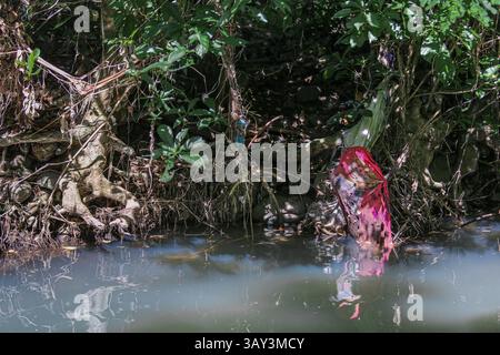 Provinz Quezon, Philippinen. April 2025. Gefrorene Stoffe, die in den Fluss geworfen werden, tauchen während der Trockenzeit in der Nähe einer illegalen Mülldeponie in einem Flussbett wieder auf. Wenn Disney-Magie verschwindet und sich in umweltbelastenden Abfall verwandelt. Wenn der Wasserstand sinkt, wachsen diese temporären Mülldeponien im Laufe der Zeit, und Dorfbewohner und benachbarte Gemeinden entsorgen Müll direkt in den Fluss, vorausgesetzt, die Regenzeit wird alles wegwaschen. Illegales Dumping ist ein immer wiederkehrendes Problem auf dem philippinischen Archipel, der zu den größten Meeresverschmutzern der Welt zählt. Quelle: Kevin Izorce/Alamy Live News Stockfoto