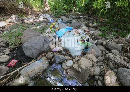 Provinz Quezon, Philippinen. April 2025. Kunststoffabfälle, E-Abfälle, Hausmüll sammeln sich im trockenen Flussbett an. Wenn der Wasserstand sinkt, wachsen diese temporären Mülldeponien mit der Zeit, und Bewohner und benachbarte Gemeinden entsorgen Müll direkt in den Fluss, vorausgesetzt, die Regenzeit wird alles wegwaschen. Illegales Dumping ist ein immer wiederkehrendes Problem auf dem Archipel, der zu den größten Meeresverschmutzern der Welt zählt. Im Jahr 2024 lösten die lokalen Exekutivbeamten in North Luzon Kontroversen aus, nachdem sie angeblich eine illegale Verordnung erlassen hatten, die Wiederholungstäter mit der Todesstrafe bedroht hatte. Quelle: Kevin Izorce/Alamy Live News Stockfoto