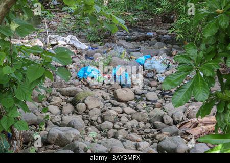 Provinz Quezon, Philippinen. April 2025. Kunststoffabfälle, E-Abfälle, Hausmüll sammeln sich im trockenen Flussbett an. Wenn der Wasserstand sinkt, wachsen diese temporären Mülldeponien mit der Zeit, und Bewohner und benachbarte Gemeinden entsorgen Müll direkt in den Fluss, vorausgesetzt, die Regenzeit wird alles wegwaschen. Illegales Dumping ist ein immer wiederkehrendes Problem auf dem Archipel, der zu den größten Meeresverschmutzern der Welt zählt. Im Jahr 2024 lösten die lokalen Exekutivbeamten in North Luzon Kontroversen aus, nachdem sie angeblich eine illegale Verordnung erlassen hatten, die Wiederholungstäter mit der Todesstrafe bedroht hatte. Quelle: Kevin Izorce/Alamy Live News Stockfoto