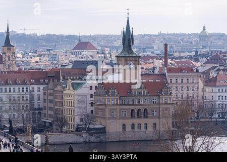 Ein Panoramablick fängt die historische Schönheit der Prager Altstadt ein. Die majestätischen Türme, roten Dächer und die architektonische Vielfalt stehen zur Ruhe Stockfoto