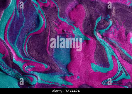 Ein lebendiger abstrakter Hintergrund aus wirbelnden Metallic-Farben mit intensiven Blau-, Magenta- und Grüntönen. Stockfoto