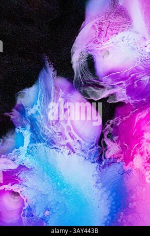 Fesselnde abstrakte Kunst mit wirbelnden Violett-, Rosa- und Blautönen. Die dynamischen Texturen und lebendigen Farben schaffen eine faszinierende und galaktische Atmosphäre Stockfoto