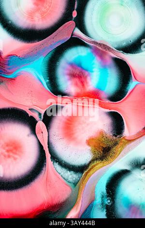 Ein fesselndes abstraktes Kunstwerk von Liquids mit schwindelerregenden kreisförmigen Mustern in leuchtenden Rosa-, Blau- und Schwarztönen. Die dynamische Komposition entspricht Stockfoto