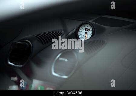 Dieses Bild zeigt das fein detaillierte Armaturenbrett eines Hochleistungs-Sportwagens und hebt den Tachometer und die luxuriösen Designelemente des Fahrzeugs hervor. Stockfoto