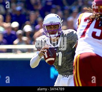 17. SEPTEMBER 2016: Der TCU Quarterback Kenny Hill (7) meidet Shawn Curtis (79) aus Iowa und versucht im Amon G. Carter Stadium in Fort Worth, Texas, während eines NCAA Football-Spiels zwischen den Iowa State Cyclones und den TCU Horned Frogs zu bestehen. TCU besiegte Iowa State 41:20(Credit Image: &Copy; Jeff Goldberg/Cal Sport Media via ZUMA Wire) Stockfoto