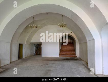 Vlastislav, Tschechische Republik. April 2025. Schloss Skalka, Geburtsort von Christoph Schönborn, dem ehemaligen Erzbischof und Kardinal von Wien, der als einer der möglichen Kandidaten für das Papsttum gilt, wurde am 22. April 2025 in Vlastislav, Bezirk Litomerice, Tschechien, dargestellt. Auf dem Foto ist ein Teil eines Innenraums der Burg zu sehen. Quelle: Ondrej Hajek/CTK Photo/Alamy Live News Stockfoto