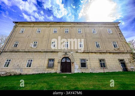 Vlastislav, Tschechische Republik. April 2025. Schloss Skalka, Geburtsort von Christoph Schönborn, dem ehemaligen Erzbischof und Kardinal von Wien, der als einer der möglichen Kandidaten für das Papsttum gilt, wurde am 22. April 2025 in Vlastislav, Bezirk Litomerice, Tschechien, dargestellt. Quelle: Ondrej Hajek/CTK Photo/Alamy Live News Stockfoto